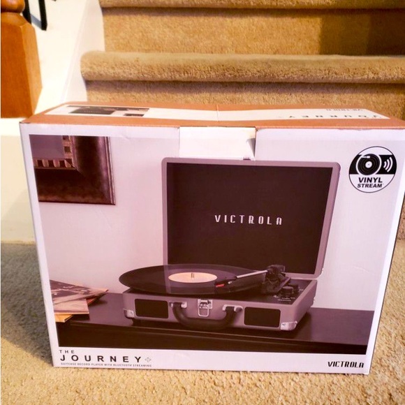 **BRAND NEW NEVER OPENED “RECORD PLAYER W/BLUETOOTH! PLAYS VINYLS !🎶 🎵🎼😎 - Picture 2 of 6